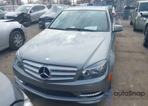 2011 Mercedes-Benz C 300 z USA, uszkodzony, nr VIN WDDGF8BB1BR166056